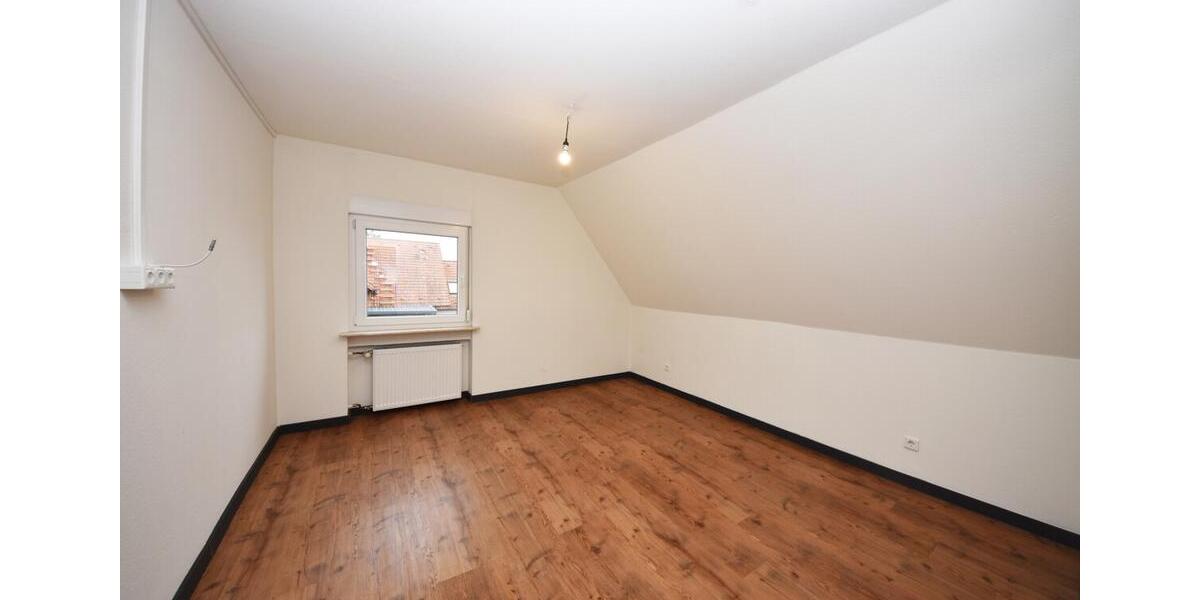 Dachgeschoßwohnung Großostheim - 4 Zimmer, 90 m&sup2;, 880&euro; | Angebot:25752512