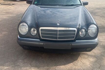 Mercedes-Benz E 280 152.000 km 2.900 &euro; Aschaffenburg 63743