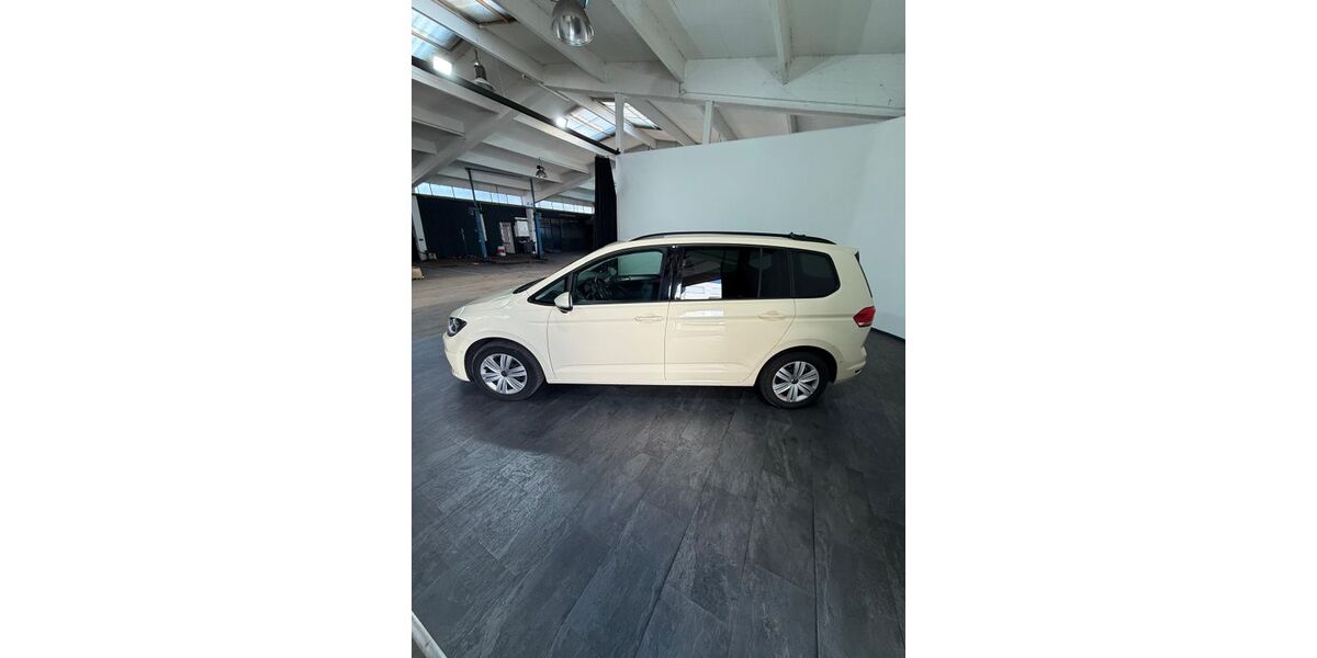 VW Touran 99.000 km 22.999 &euro; Glattb 63864