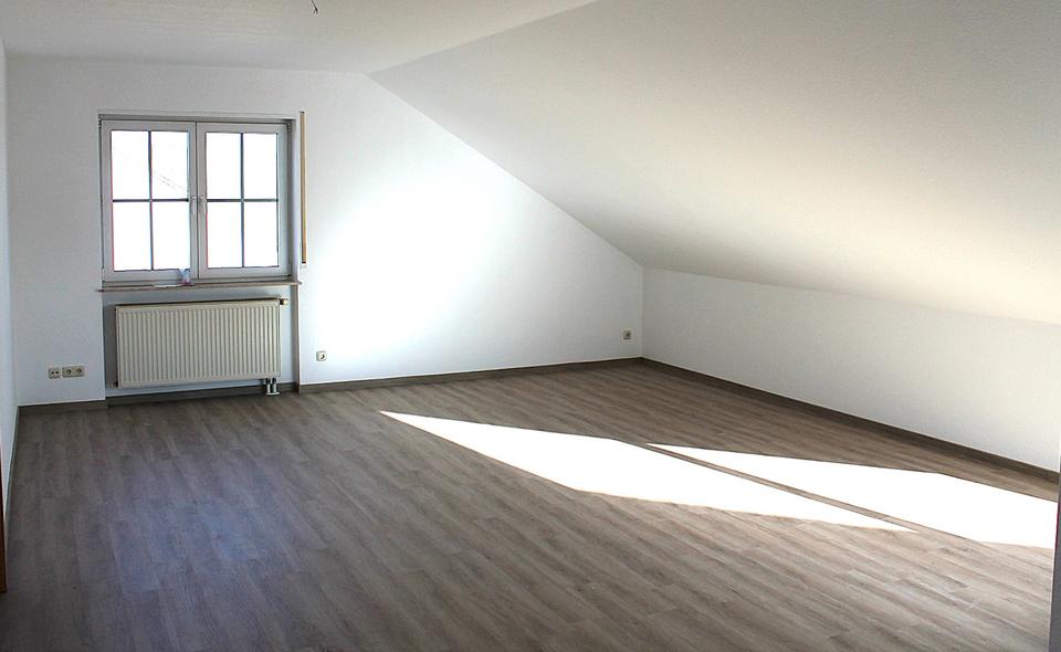Dachgeschoßwohnung Aschaffenburg Damm - 2 Zimmer, 82 m&sup2;, 750&euro; | Angebot:26648147