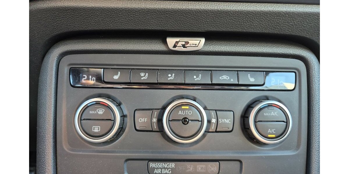 VW Beetle Sport Fender Soundsystem, Bi-Xenon, Navigat 68.122 km 16.890 &euro; Rodgau 63110